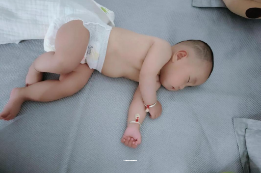 松滋三个月宝宝抬头不稳